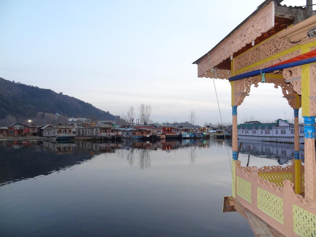 Отель Houseboat Moon Of Kashmir Сринагар Экстерьер фото
