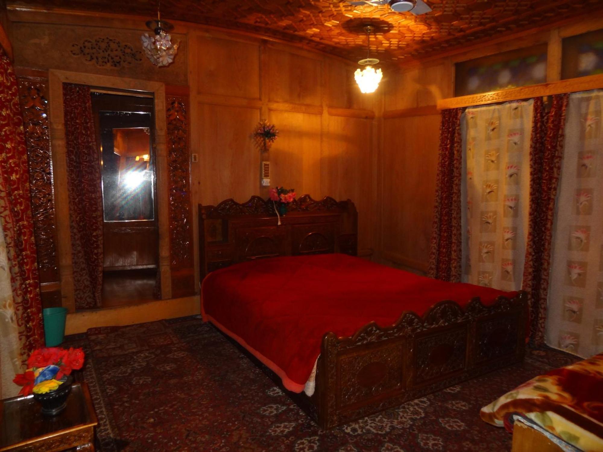 Отель Houseboat Moon Of Kashmir Сринагар Номер фото