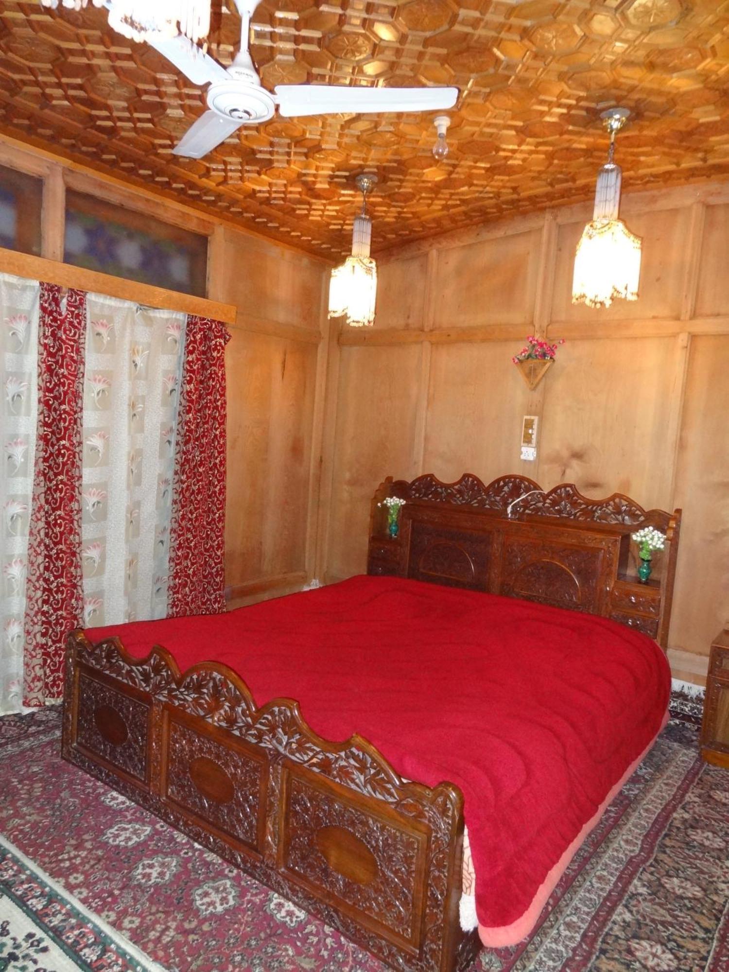 Отель Houseboat Moon Of Kashmir Сринагар Номер фото