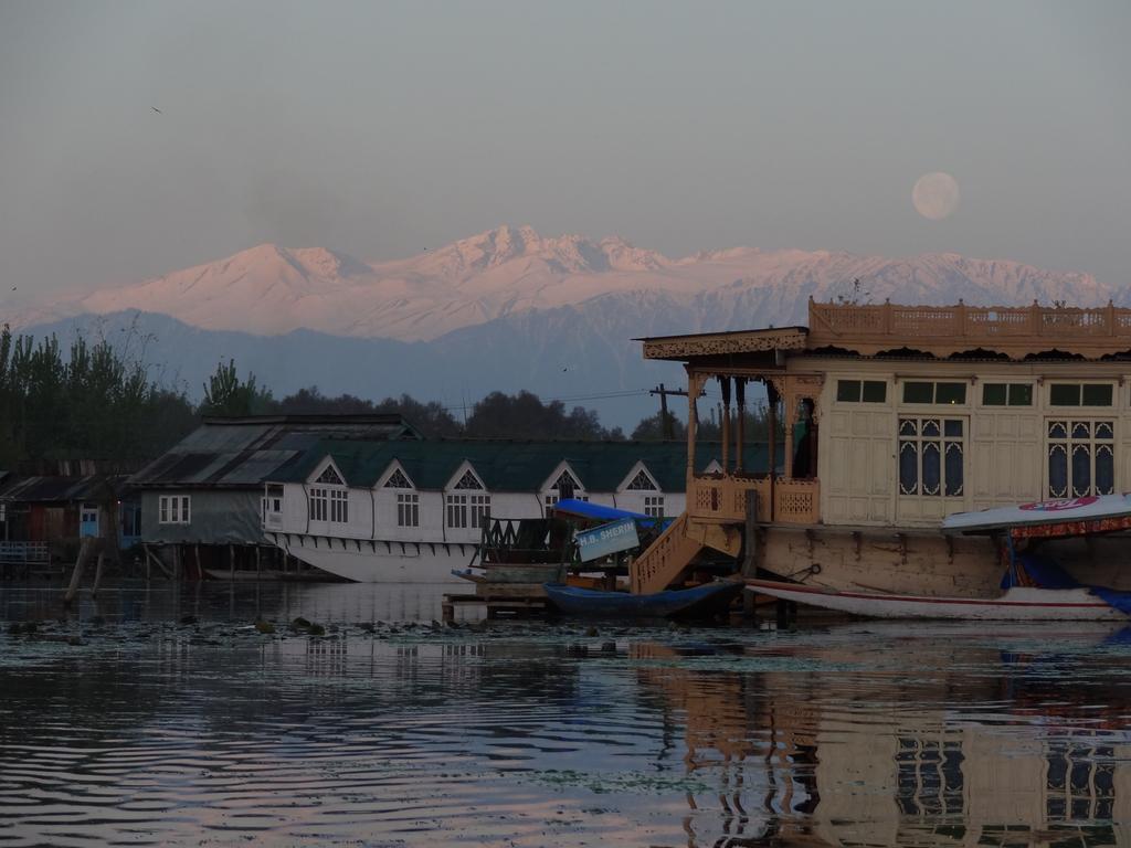 Отель Houseboat Moon Of Kashmir Сринагар Экстерьер фото