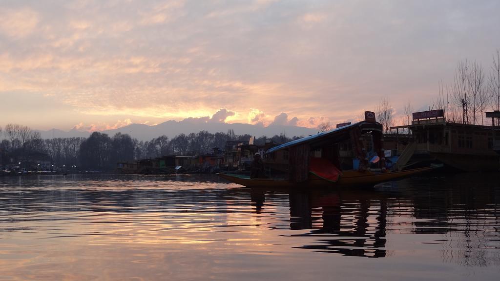 Отель Houseboat Moon Of Kashmir Сринагар Экстерьер фото