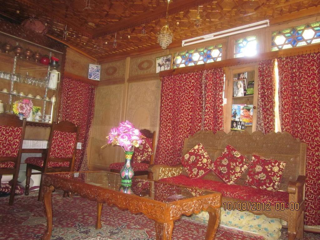 Отель Houseboat Moon Of Kashmir Сринагар Экстерьер фото