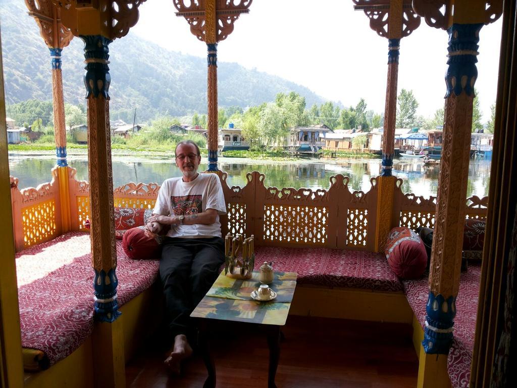 Отель Houseboat Moon Of Kashmir Сринагар Экстерьер фото