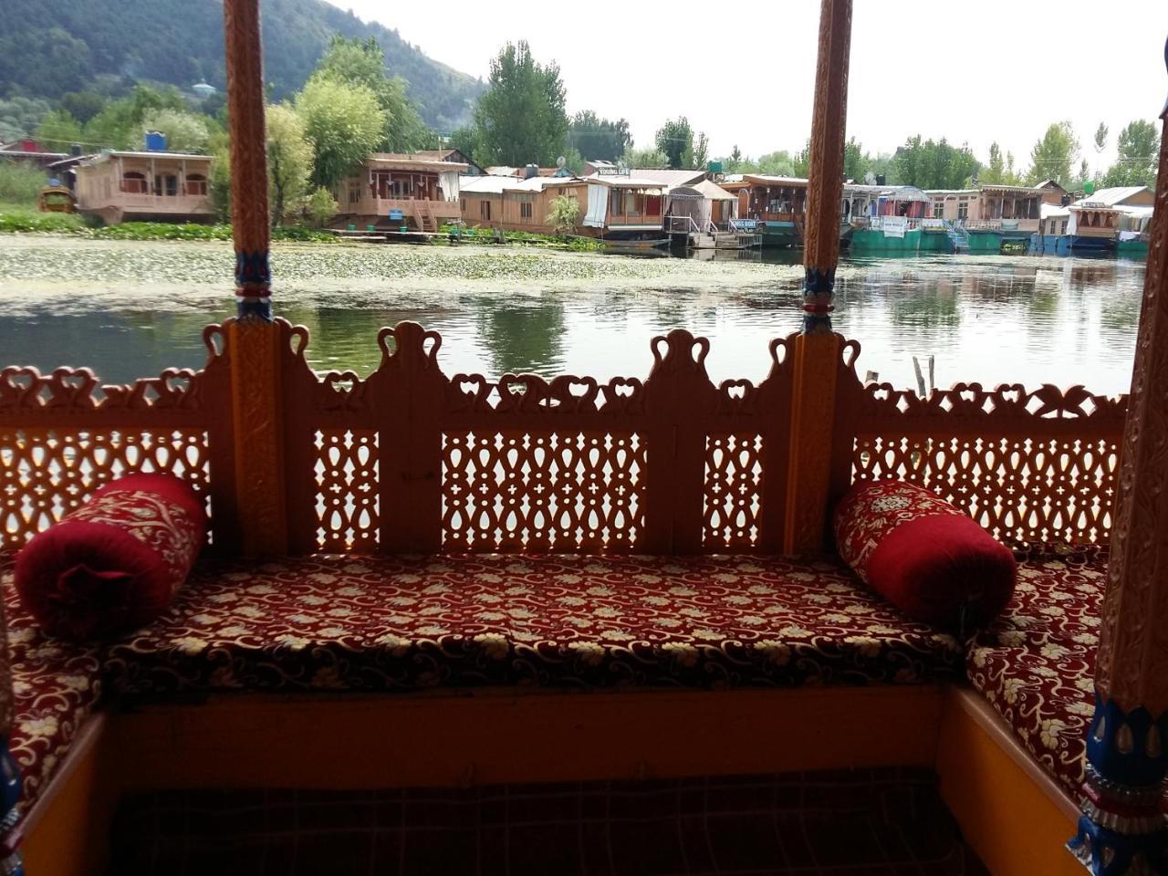 Отель Houseboat Moon Of Kashmir Сринагар Экстерьер фото